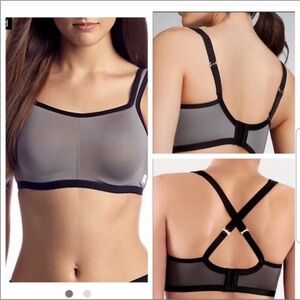 Natori Yogi Convertible Sports Bra in
Gray / Black Size 38H